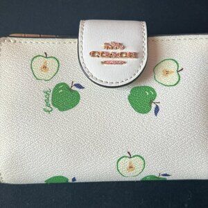 Coach MEDIUM CORNER ZIP WALLET WITH APPLE PRINT